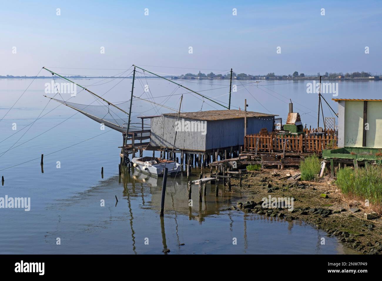 Carrelets/Hebe-/Hebelnetze im Po-Fluss-Delta, nördlich von Taglio della Falce, Ferrara, Emilia-Romagna, Italien Stockfoto