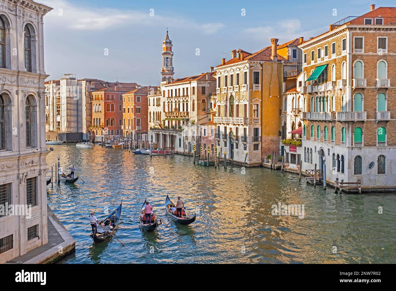Canal Grande/Canal Grande mit Gondolieren in traditionellen Gondeln, die Touristen auf Besichtigungstouren in Venedig, Venetien, Norditalien mitnehmen Stockfoto