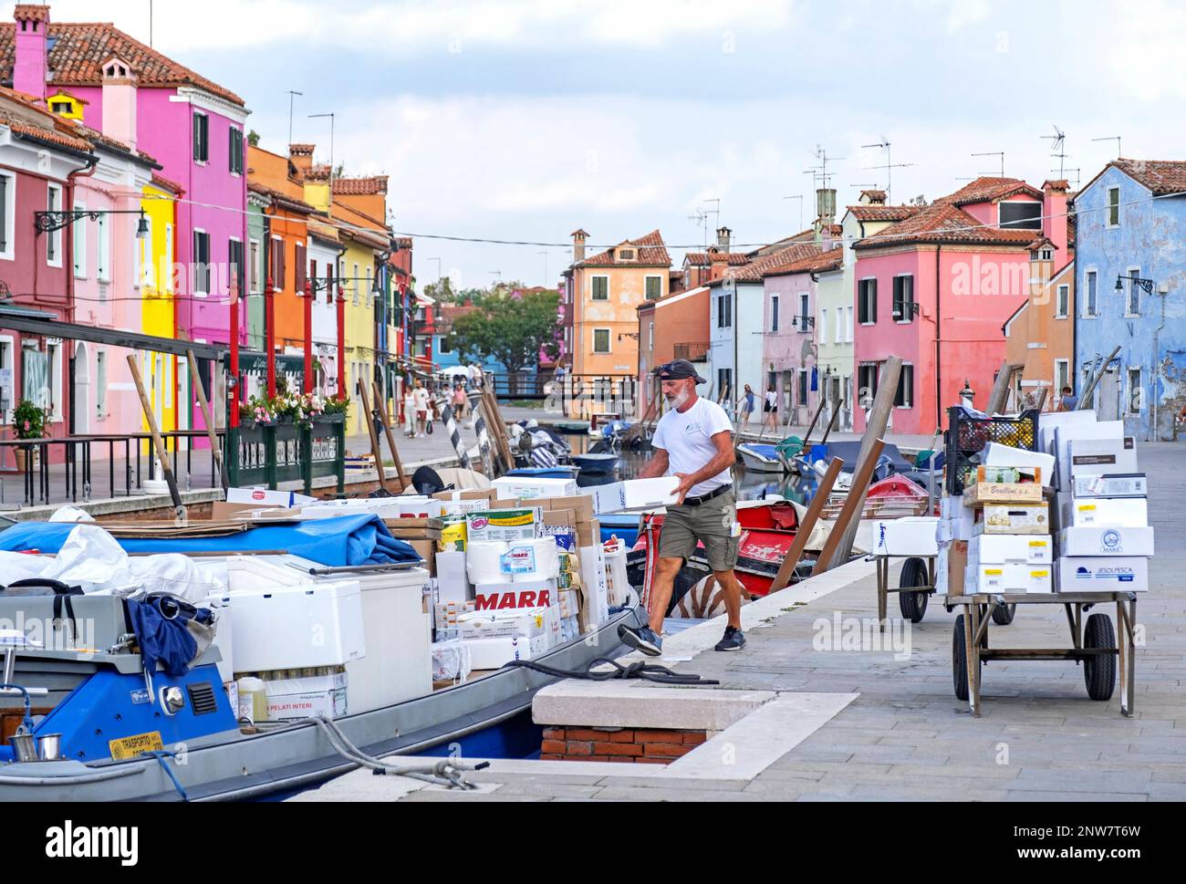 Transport von Gütern mit Kanalbooten und Handwagen im autofreien Burano, Insel in der Lagune von Venedig bei Venedig, Venetien, Norditalien Stockfoto