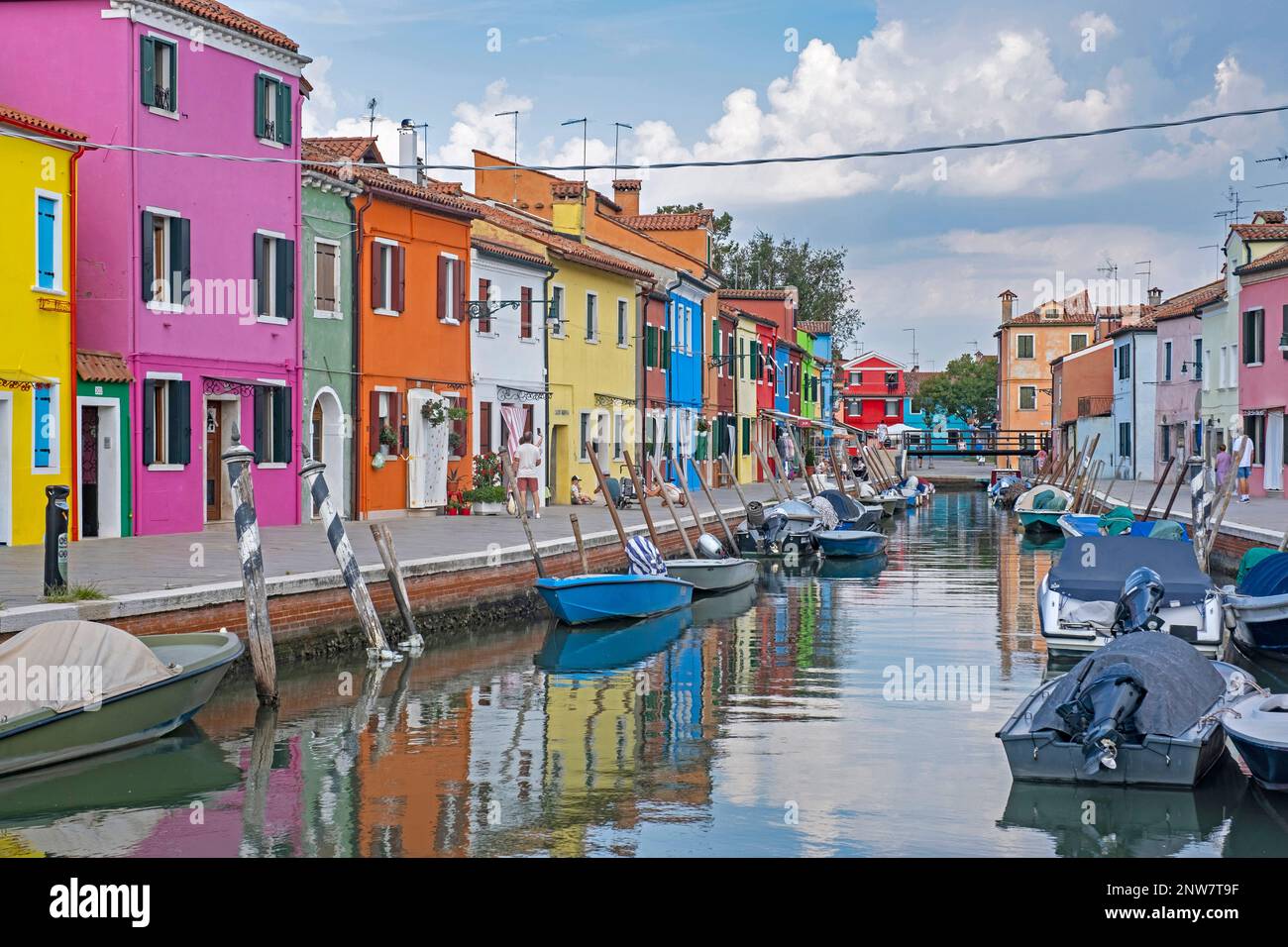 Bunte Häuser entlang des Kanals bei Burano, der Insel in der Lagune von Venedig, Venetien, Norditalien Stockfoto