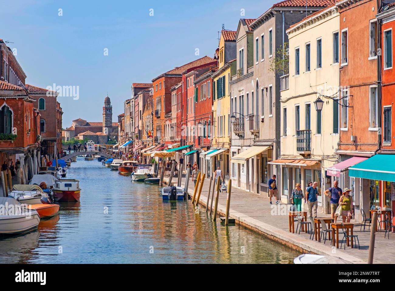 Touristen machen einen Spaziergang entlang des Kanals Rio dei Vetrai in Murano, der Insel, die für ihre Glasherstellung berühmt ist, in der Lagune von Venedig, Veneto, Norditalien Stockfoto