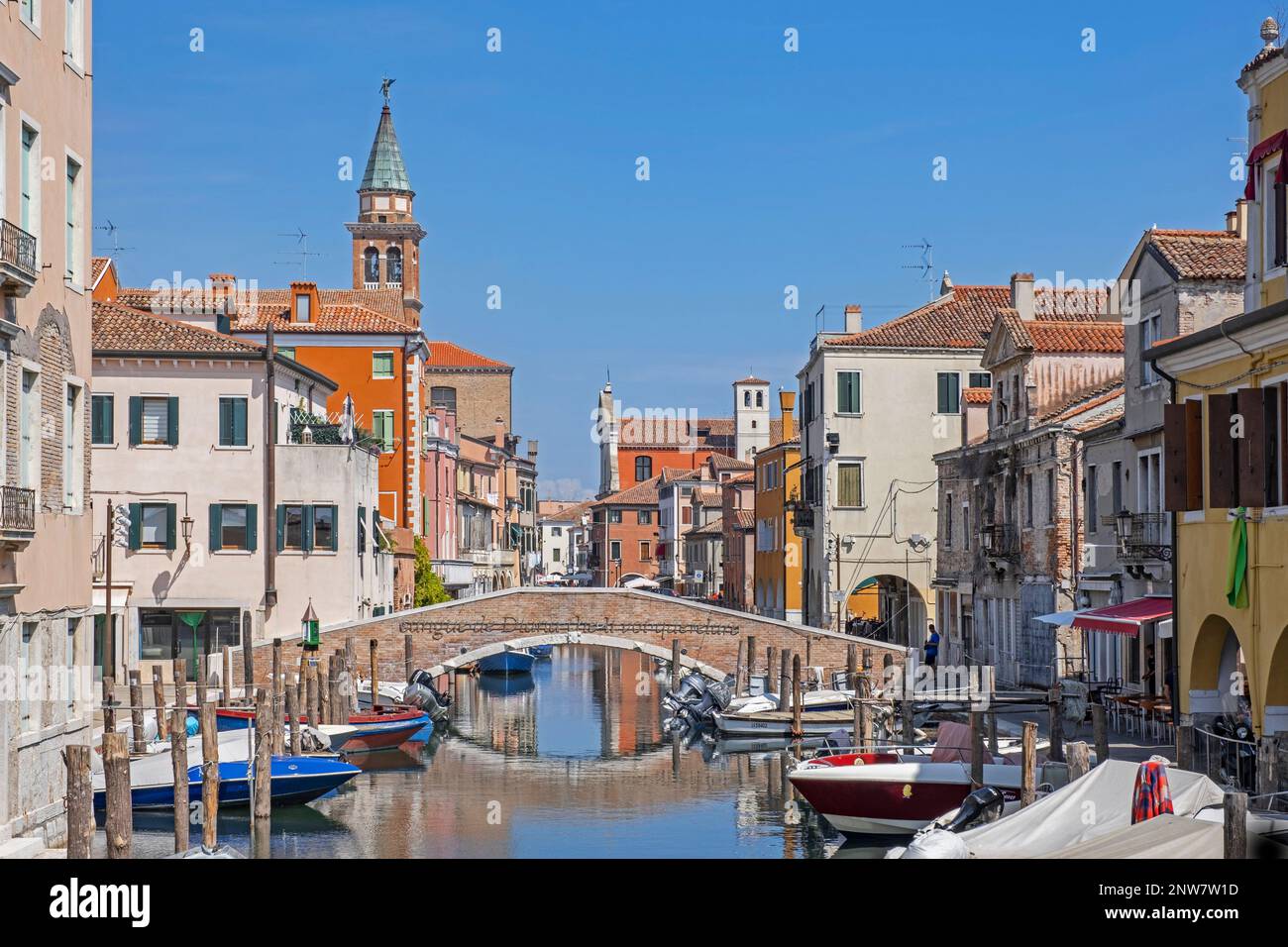 Brücke über den Kanal Vena in Chioggia, Küstenstadt auf einer kleinen Insel am südlichen Eingang zur Lagune von Venedig, Veneto, Norditalien Stockfoto