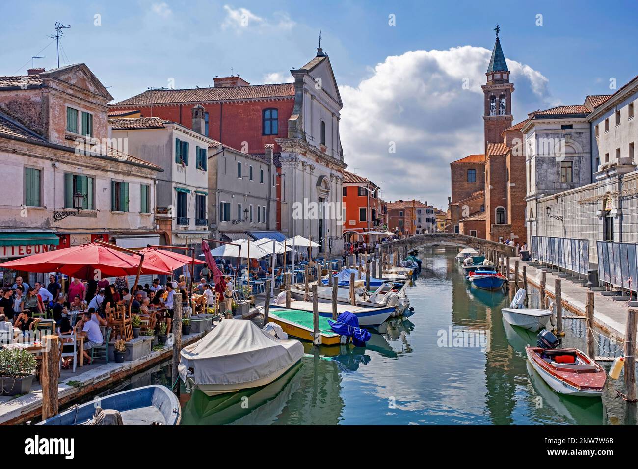 Restaurants entlang des Kanals Vena in Chioggia, Küstenstadt auf einer kleinen Insel am südlichen Eingang zur Lagune von Venedig, Veneto, Norditalien Stockfoto