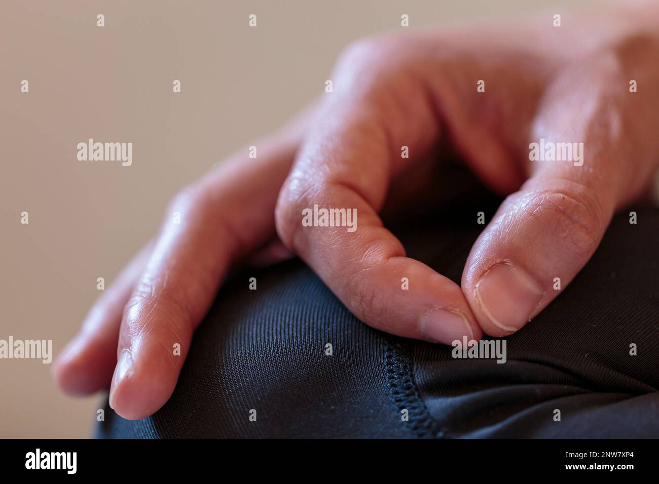 Horizontale Nahaufnahme der rechten Hand von Yogini in der Geste von Jnana Mudra, auch bekannt als Mudra des Wissens, die Zeigefinger und Daumenhand nach unten verbindet Stockfoto