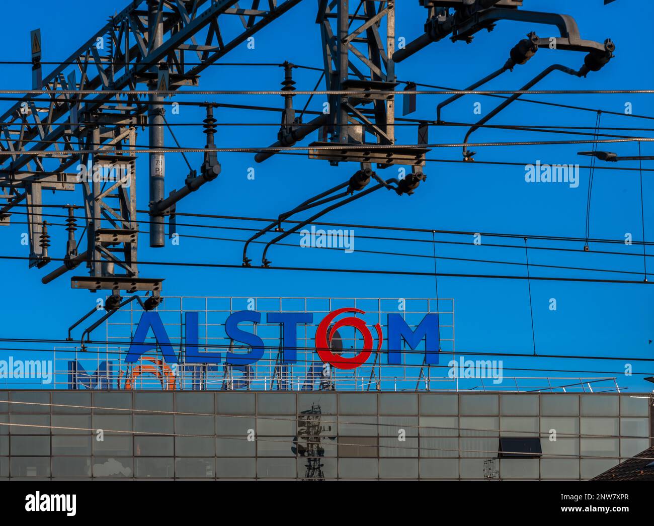Savigliano; Cuneo; Italien - Februar 16; 2023: ALSTOM-Zeichen in der Fabrik Savigliano; Bahnstromkabel im Vordergrund. ALSTOM ist der weltweit führende fa Stockfoto