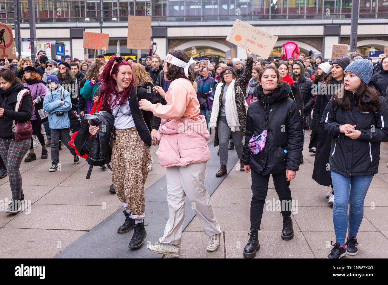 Berlin, Deutschland 3/8/2020 Junges Weib feiert und tanzt auf der Straße während der Demonstration zum Internationalen Frauentag „Fighting Day“ 8M Stockfoto