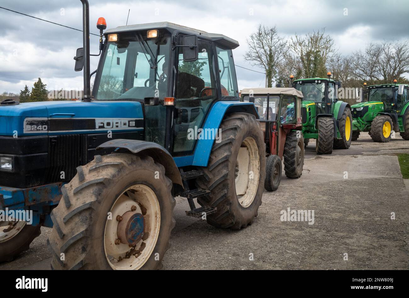 Eine Reihe von Oldtimer- und Traktoren wartet darauf, bei einer Traktor-Rallye in Wisborough Green, West Sussex, Großbritannien, loszulegen. Stockfoto