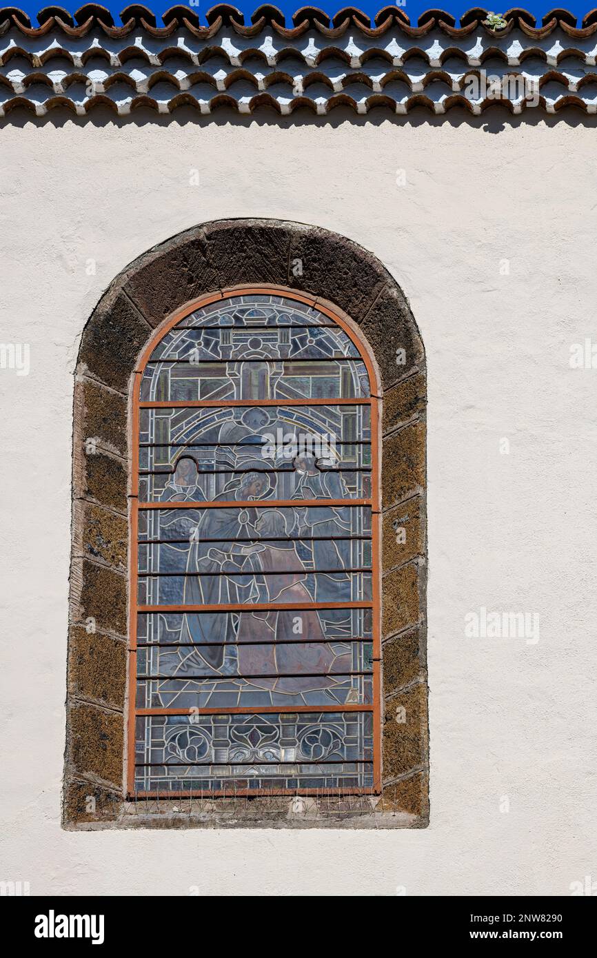 Reihen traditioneller Tonnenfliesen krönt ein reich verziertes Glasfenster an der Kirche der Unbefleckten Empfängnis auf Teneriffa Stockfoto