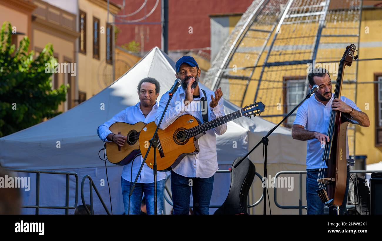 Die kubanische Band Mojito con Morena spielt während des Festivals La Noche en Blanco in La Laguna ihre unverwechselbare Musik auf der Plaza Doctor Olivera. Stockfoto