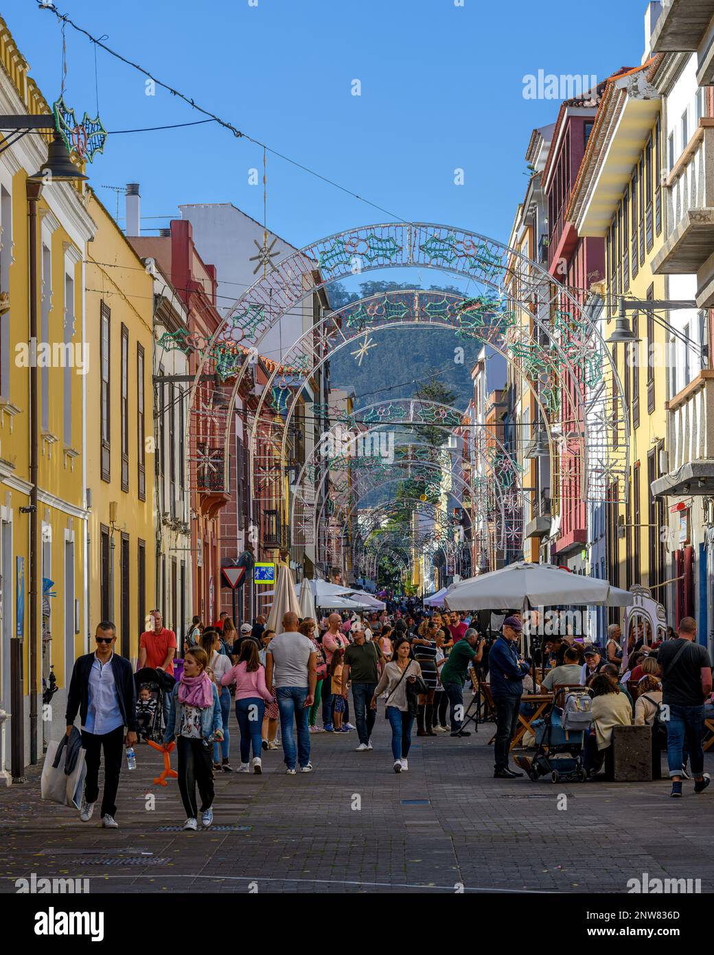 Weihnachtseinkäufer treffen sich auf die farbenfrohe Calle del Obispo Rey Redondo vor der Weihnachtszeit in San Cristobal de la Laguna, Teneriffa. Stockfoto