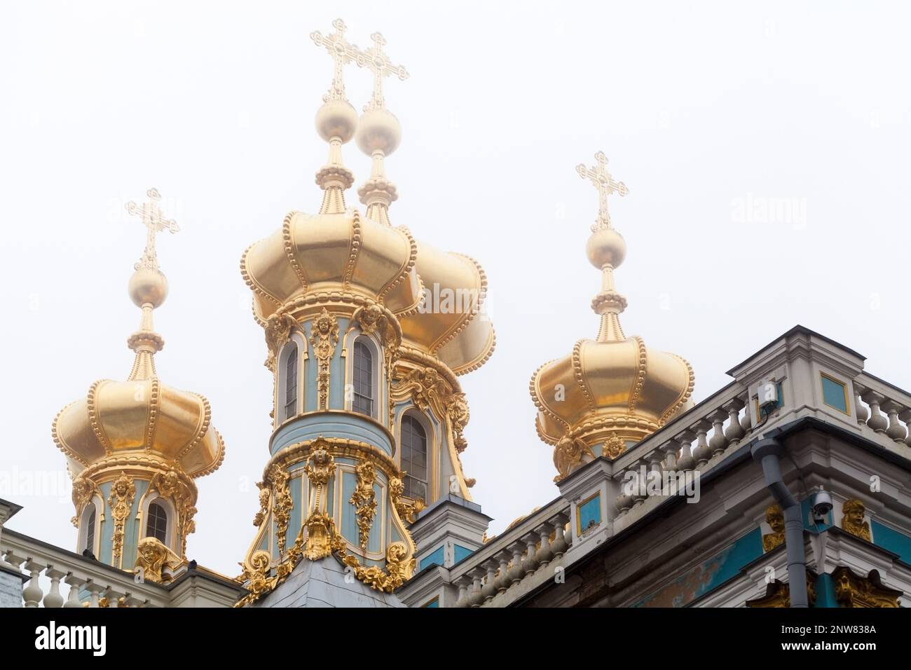 Katharinenpalast, Zarskoye Selo, St. Petersburg. Goldene Kuppeln sind unter bewölktem Himmel Stockfoto