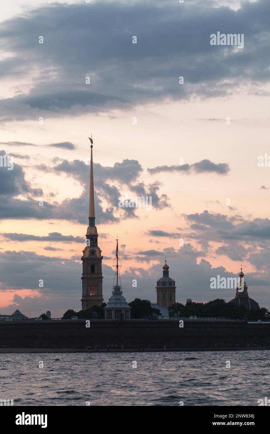 Die Silhouette der Peter-und-Paul-Festung bei Nacht, eines der beliebtesten Wahrzeichen von St. Petersburg, Russland Stockfoto