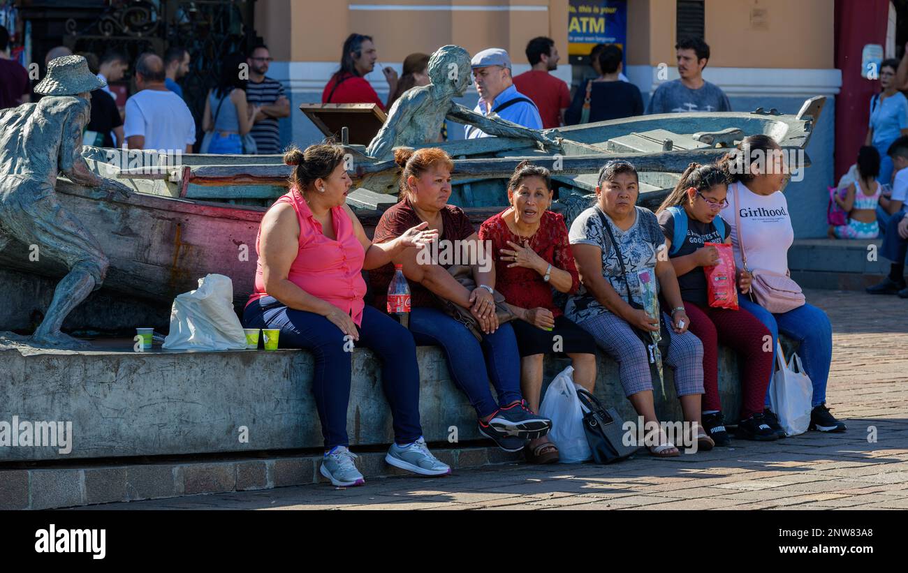 Eine Gruppe von Frauen setzt die Welt auf Rechte, während sie eine Pause vom Einkaufen im Mercado de Nuestra Senora de Africa in Santa Cruz de Tenerife machen. Stockfoto