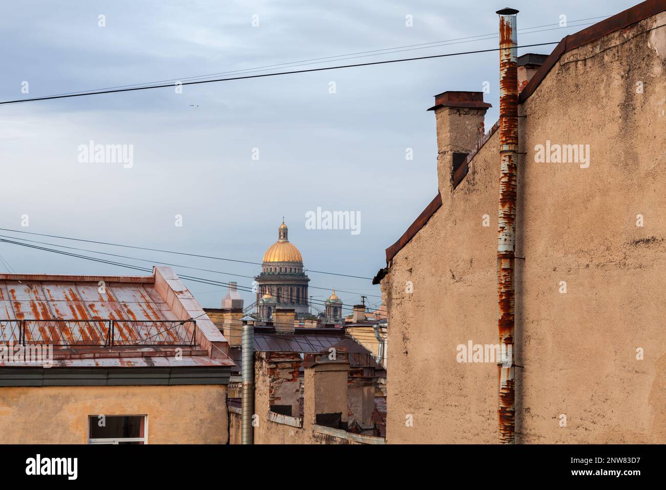 Stadtbild von St. Petersburg, Russland. St. Der Dom der Isaakskathedrale befindet sich im Hintergrund Stockfoto