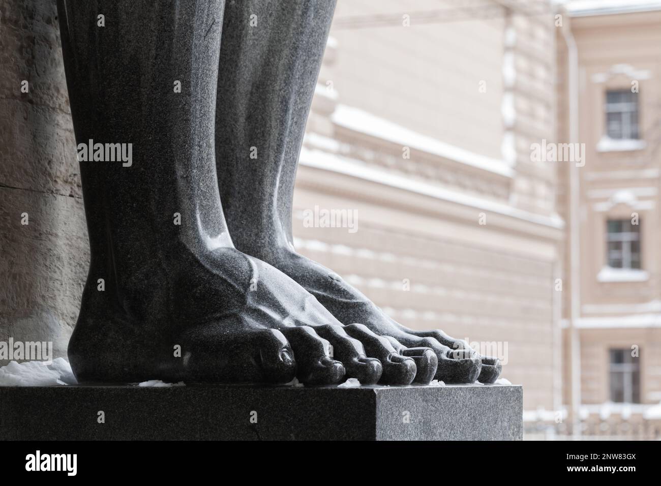 Füße der schwarzen Granitatlas-Statue. Klassische Architektur von Sankt Petersburg, Russland Stockfoto