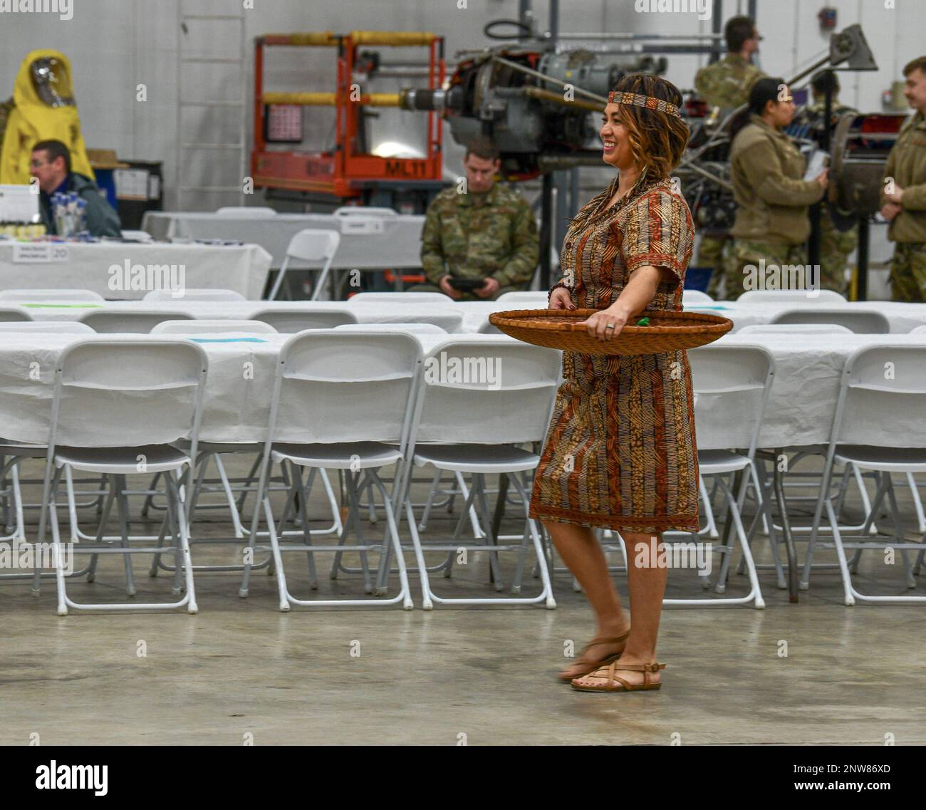 Jess White, eine 910. Airlift Wing Zivilpersonal Liaison, modelliert ein traditionelles philippinisches Kleid während einer Modenschau am 4. Februar 2023 in der Youngstown Air Reserve Station, Ohio. White und Reserve Citizen Airmen, die der Anlage zugeteilt wurden, nahmen an einem Karrieretag Teil und vereinten Airmen durch Unterschiede in Geschichte, ethnischer Zugehörigkeit und Kultur. Stockfoto