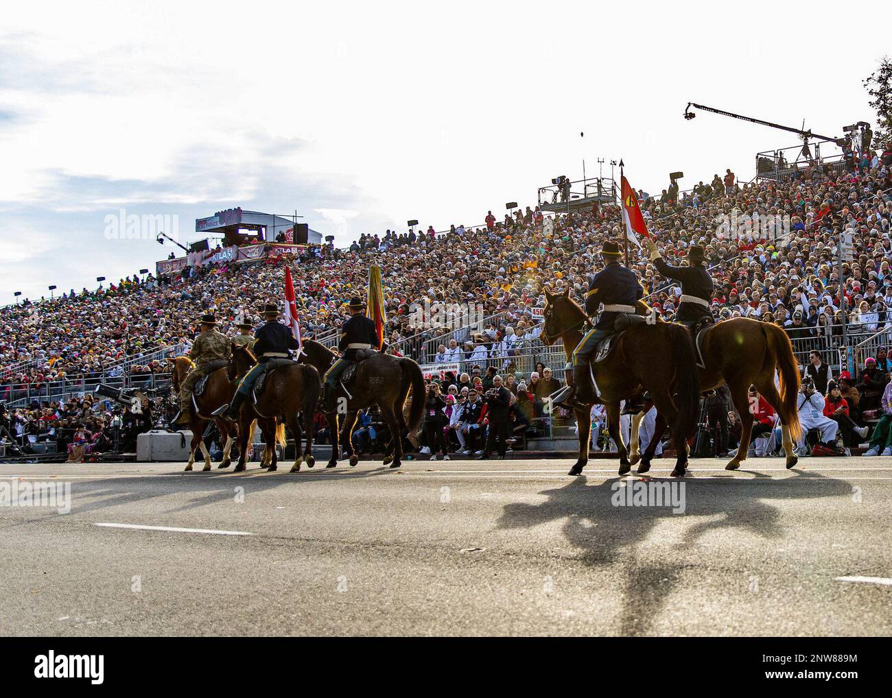 Mit der Einführung des neuen Jahres hatte die 1. Kavallerieeinheit Pferdekavallerie (HCD) unter der Leitung von Generalleutnant John B. Richardson IV, 1. Kavalleriedivision kommandierender General, und Kommandosgt Major Shade Munday, 1. Kavallerieführer, das Privileg, an der Rosenparade 134. teilzunehmen. Dieses legendäre Ereignis, das von Millionen von Menschen gesehen wird, umfasst Weltklasse-Ausstellungen dekorierter Wagen und professionelle Darbietungen auf einer Strecke von 5 ½ entlang des Colorado Blvd. In Pasadena, Kalifornien Diese Veranstaltung geht auf das Jahr 1890 mit dem Turnier der Rosen zurück. Viele der Parade-Teilnehmer haben eine lange Geschichte mit Th Stockfoto