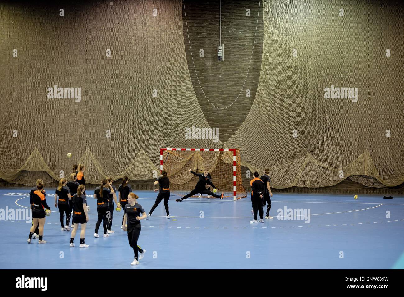 ARNHEM - 28. 02. 2023, ARNHEM - die Auswahl des TeamNL Women's Handball während des Trainings vor den Spielen der Golden League. ANP ROBIN VAN LONKHUIJSEN niederlande raus - belgien raus Stockfoto