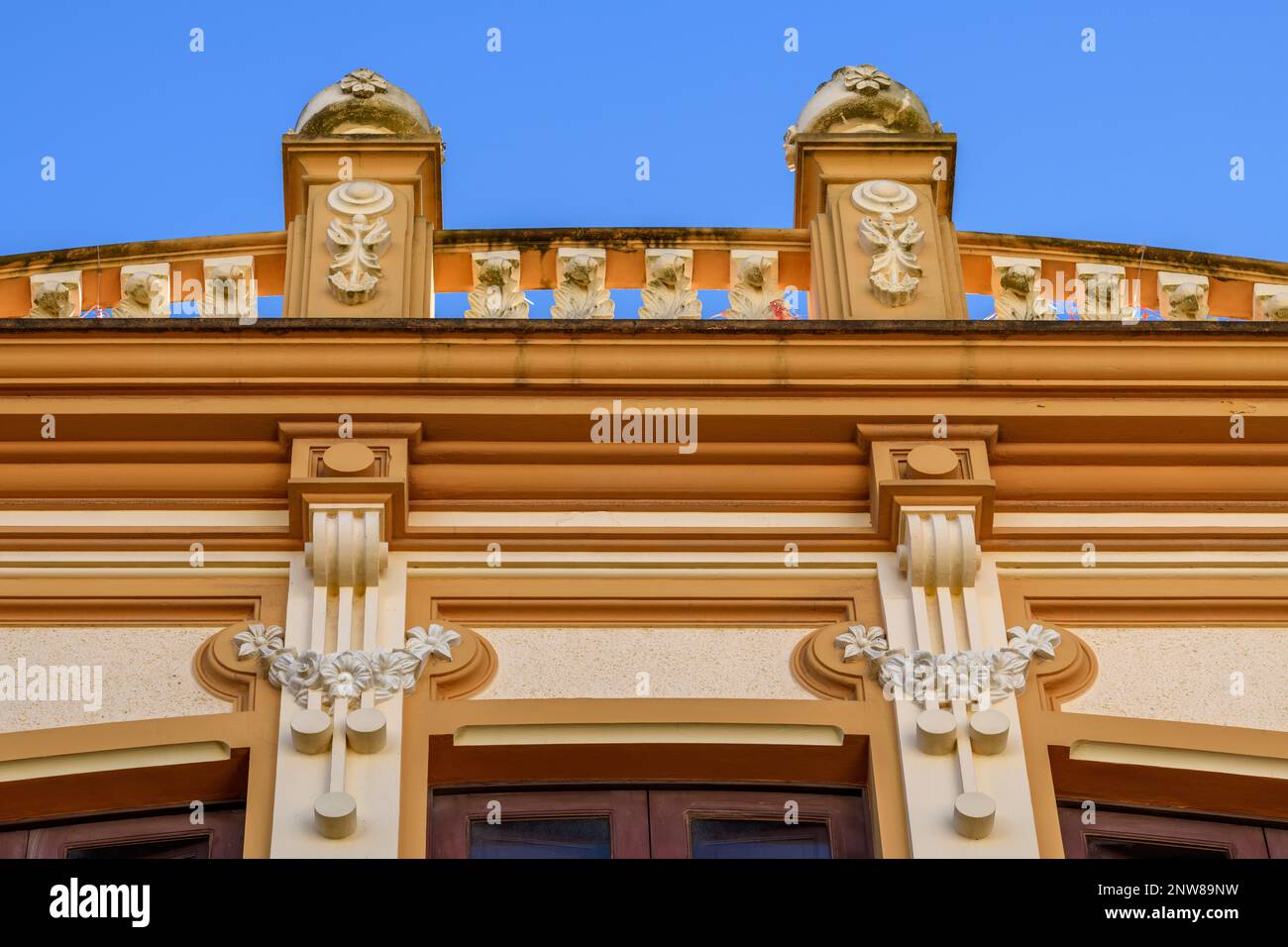 Das gelb-orange Gebäude in der Calle Herradores 65 auf Teneriffa in La Laguna ist mit kunstvollen, lebendigen Dekorationen geschmückt Stockfoto
