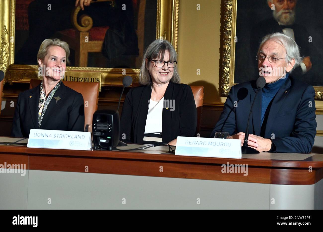 Frances H. Arnold, 2018 Nobel laureate in Chemistry, left, Professor Donna Strickland, 2018 Nobel laureate in Physics, and Professor Gerard Mourou, 2018 Nobel laureate in Physics take part in a press conference at the Royal Academy of Science in Stockholm, Sweden, Friday Dec. 7, 2018. (Claudio Bresciani/TT via AP) Stockfoto