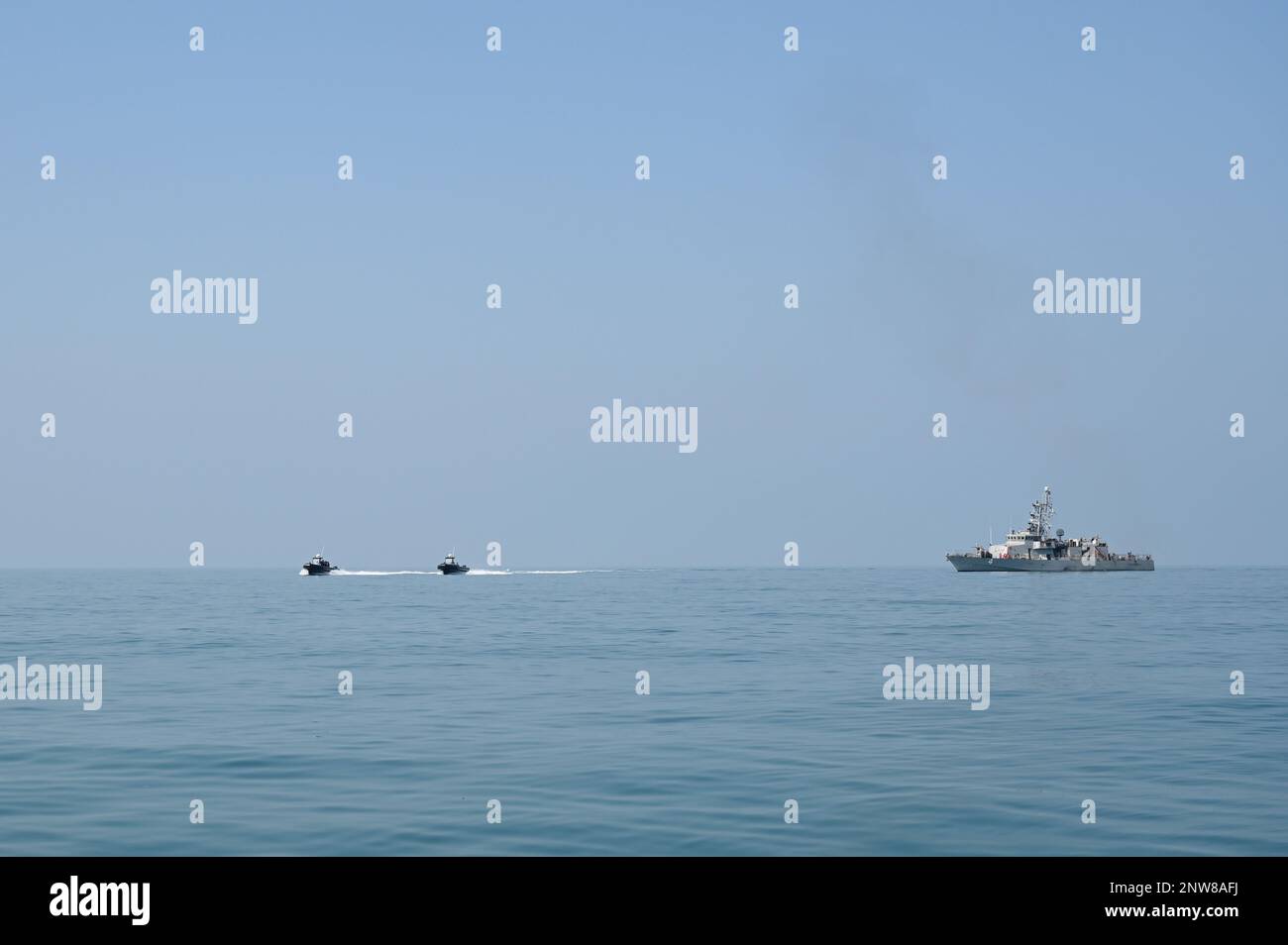 230122-N-ZA692-1620 ARABISCHER GOLF (22. Januar 2023) die US-Streitkräfte und die Bahrain-Streitkräfte führen während der Übung Neon Defender 23 am 22. Januar eine Boarding-Übung im Arabischen Golf durch, während das Patrouillenschiff USS Monsoon (PC 4) in der Nähe segelt. Neon Defender ist eine jährliche bilaterale Schulungsveranstaltung zwischen den USA Marinestreitkräfte Zentralkommando und Bahrain, die sich auf maritime Sicherheitsoperationen und die Installation medizinischer Verteidigungsmaßnahmen konzentrieren. Stockfoto