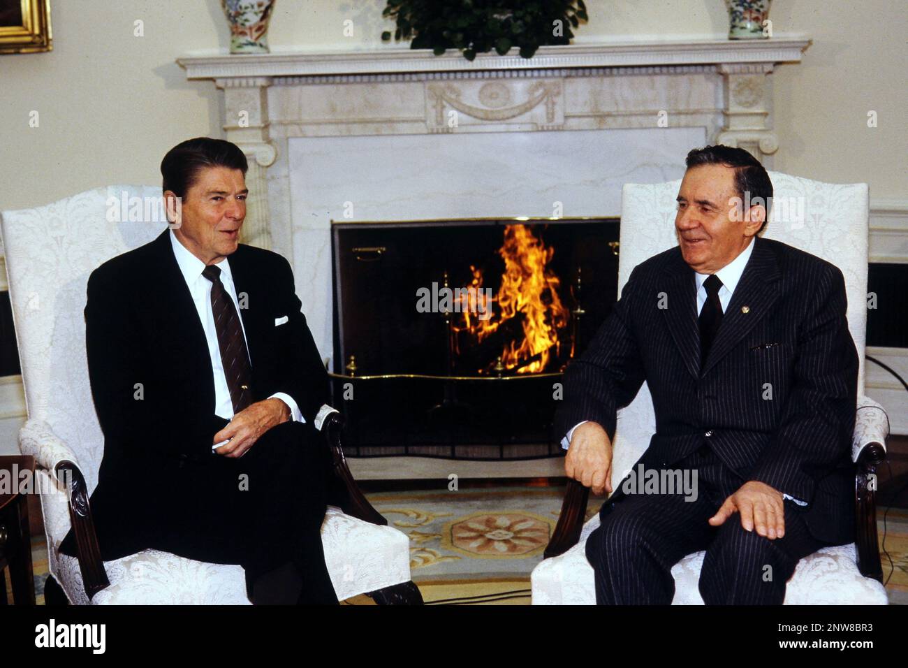 Präsident Ronald Reagan und der sowjetische Außenminister Andrei A. Gromyko treffen sich am 29. September 1984 im Oval Office. Foto von Dennis Brack BB87 Stockfoto