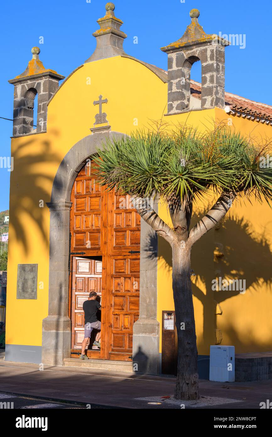 La Ermita de San Miguel Arcángel stammt aus dem Jahr 1506. Die farbenfrohe Kirche wurde 1759 wiederaufgebaut und im 20. Jahrhundert als Ausstellungshalle restauriert. Stockfoto
