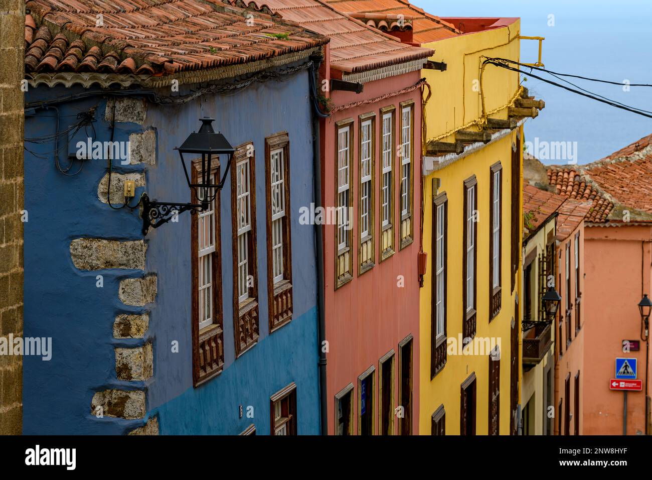 Farbenfrohe Gebäude säumen die Calle Tomas Zerolo in Teneriffas historischem und malerischem La Orotava. Stockfoto