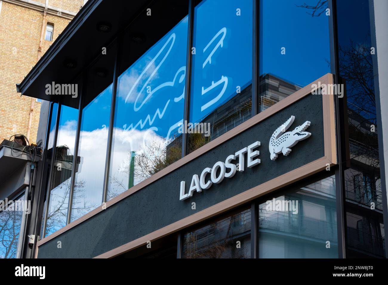 Außenansicht eines Lacoste Stores, eines französischen Unternehmens, das sich auf Design und Verkauf von Kleidung, Schuhen, Accessoires und Parfüms spezialisiert hat Stockfoto