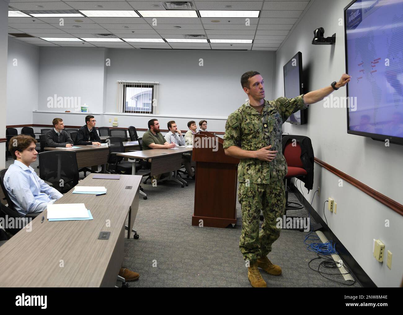 230104-N-FF527-0078 MECHANICSBURG, Pa. (4. Januar 2023) LT. Cmdr. Brian Bieber, Executive Officer, Naval Supply Systems Command (NAVSUP) Business Systems Center (BSC), bietet einen Überblick über die NAVSUP BSC-Unterstützung für die Flotte während einer Einführungssitzung für Studenten, die für das Department of Defense Cybersecurity Scholarship Program Onboard Naval Support Activity Mechanicsburg ausgewählt wurden. 4. Januar 2023. Das Programm ermöglicht NAVSUP BSC die Rekrutierung und Bindung von Spitzentalenten im Bereich Cybersicherheit, die über die erforderlichen Fähigkeiten verfügen, um die Cyberanforderungen des Verteidigungsministeriums zu erfüllen und das Land vor Bedrohungen für Informationen zu schützen Stockfoto