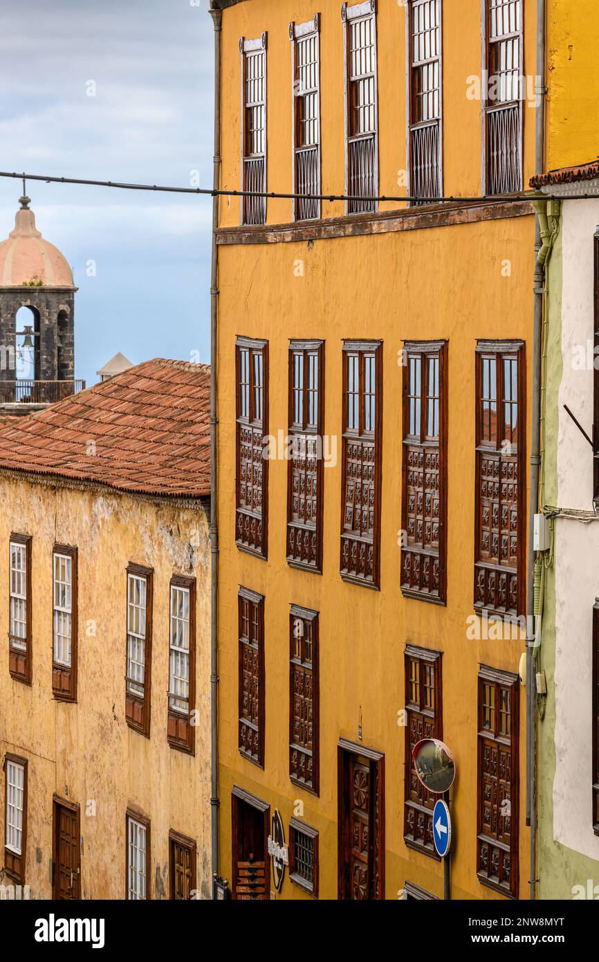 Farbenfrohe Gebäude säumen die Calle Tomas Zerolo in Teneriffas historischem und malerischem La Orotava. Stockfoto