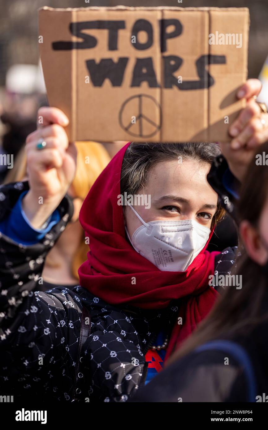 Berlin, Deutschland, 27-02-2022. Eine Frau demonstriert mit dem Schild „Stop Wars“ am „Stop the war!“ Frieden für die Ukraine und der gesamte Protest Europas Stockfoto