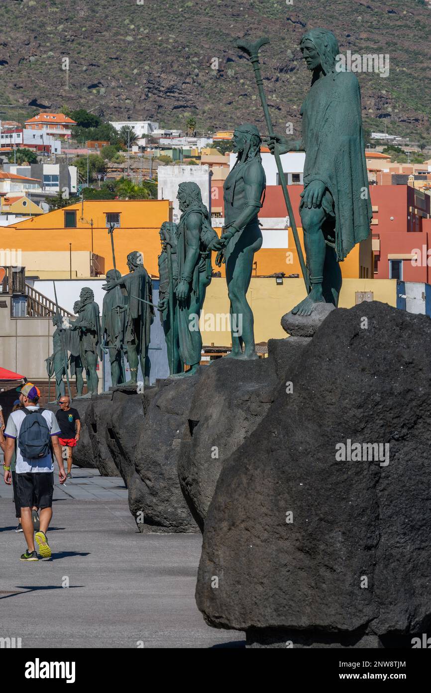 José Abads Bronzeskulpturen von Menceyes aus dem Jahr 1993 säumen die Küste der Plaza de la Patrona de Canarias von Candelaria. Stockfoto
