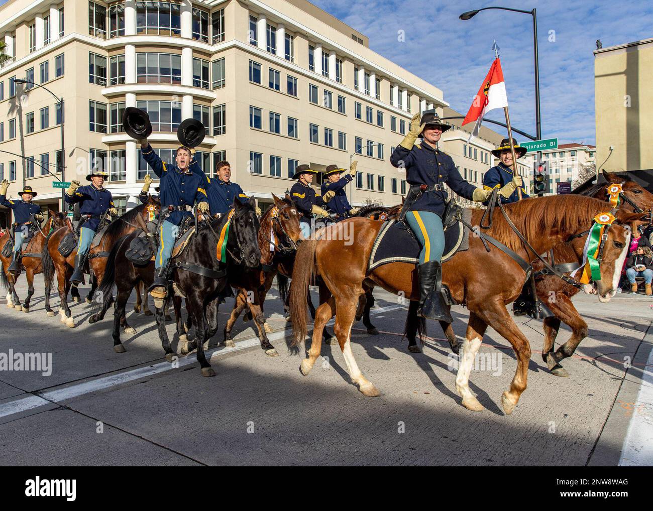 Mit der Einführung des neuen Jahres hatte die 1. Kavallerieeinheit Pferdekavallerie (HCD) unter der Leitung von Generalleutnant John B. Richardson IV, 1. Kavalleriedivision kommandierender General, und Kommandosgt Major Shade Munday, 1. Kavallerieführer, das Privileg, an der 134. Jährlichen Rosenparade teilzunehmen. Dieses legendäre Ereignis, das von Millionen von Menschen gesehen wird, umfasst Weltklasse-Ausstellungen dekorierter Wagen und professionelle Darbietungen auf einer Strecke von 5 ½ entlang des Colorado Blvd. In Pasadena, Kalifornien Diese Veranstaltung geht auf das Jahr 1890 mit dem Turnier der Rosen zurück. Viele der Paradeteilnehmer haben eine lange Geschichte Stockfoto