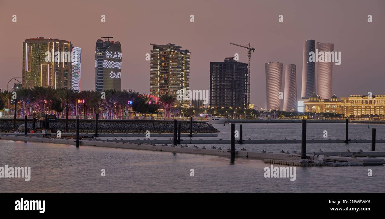 Lusail Marina in Lusail City, Katar Nachtsicht mit Yachten und Booten mit Katar Flagge und Lusail Skyline im Hintergrund Stockfoto