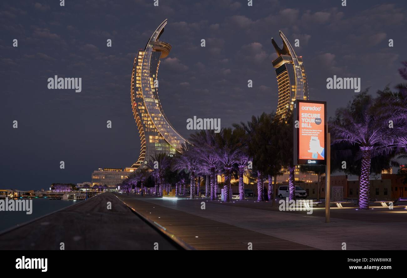 Katara Hospitality Tower oder Lusail Katara Hotel North Tower in Lusail, Katar in der Dämmerung, mit der einzigartigen Architektur des beleuchteten Turms Stockfoto