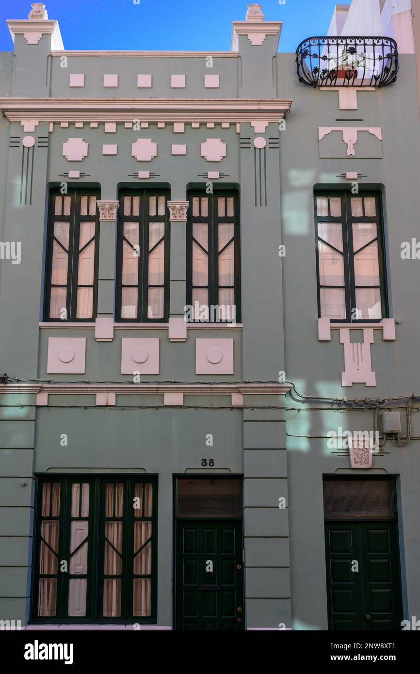 Die kunstvoll verzierte Art déco-Fassade eines grünen Gebäudes in San Cristobal de la Laguna, Teneriffa. Stockfoto