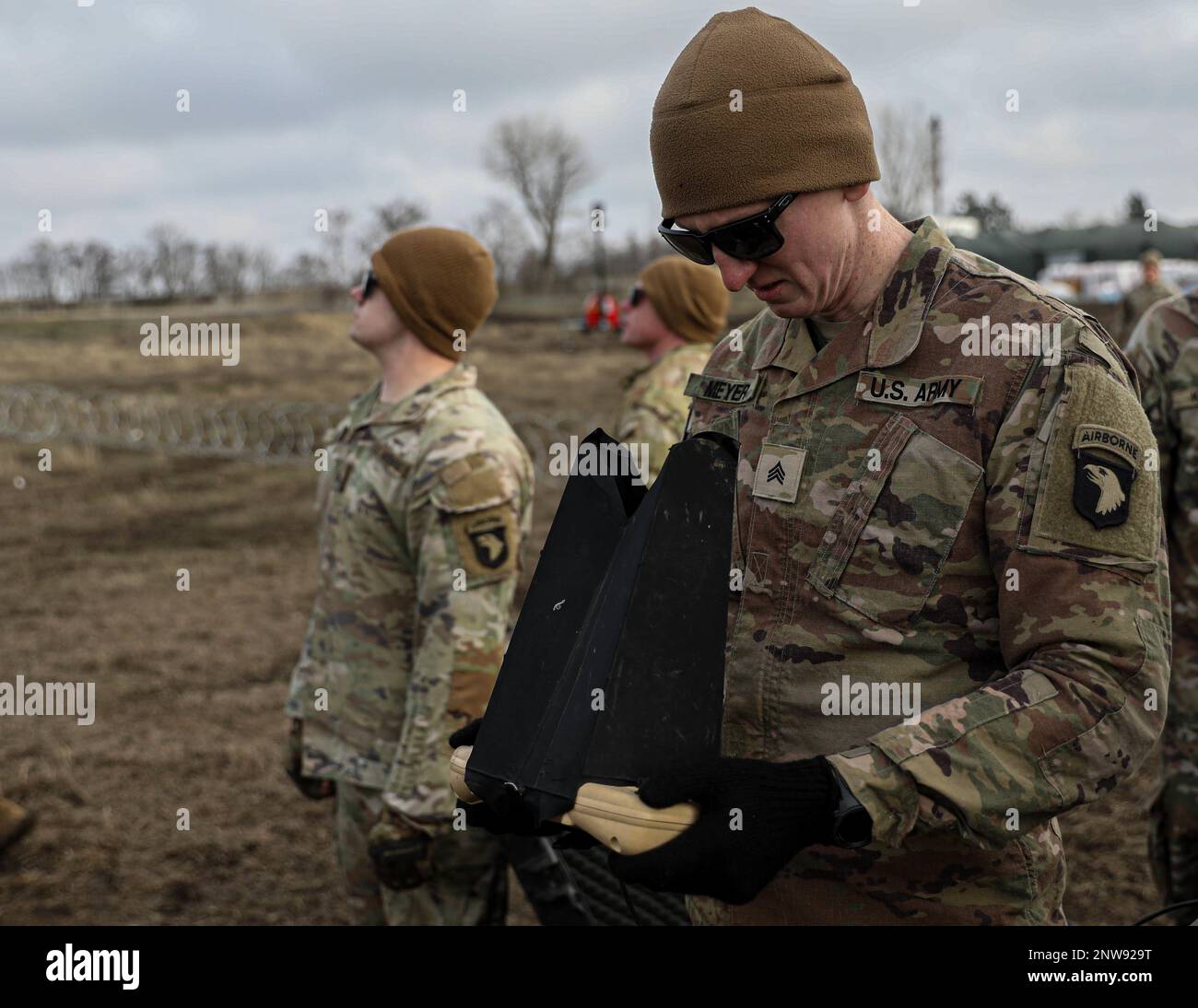Sgt. David Meyer vom 1. Bataillon, 26. Infanterie-Regiment, 2. Brigaden-Kampfteam, 101. Luftangriff, kontrolliert am 16. Januar 2023 eine RQ-11B Drohne oder „Raven“ in den Himmel auf einem der zahlreichen Vorwärts-Einsatzorte in Rumänien. Diese Soldaten benutzen die Ravens, um Ziele zu erkennen, um den Ruf nach Feuerwehrmissionen zu unterstützen und um viele andere Aufklärungsaufgaben zu erledigen, wenn die Bedingungen für bemannte Missionen nicht günstig sind. Stockfoto