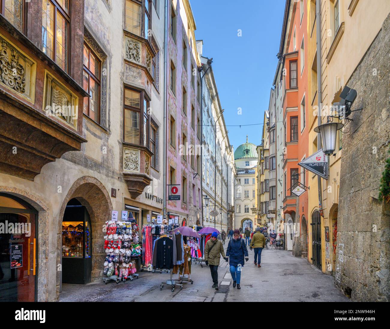 Geschäfte an der Hofgasse in der Altstadt, Innsbruck, Österreich Stockfoto