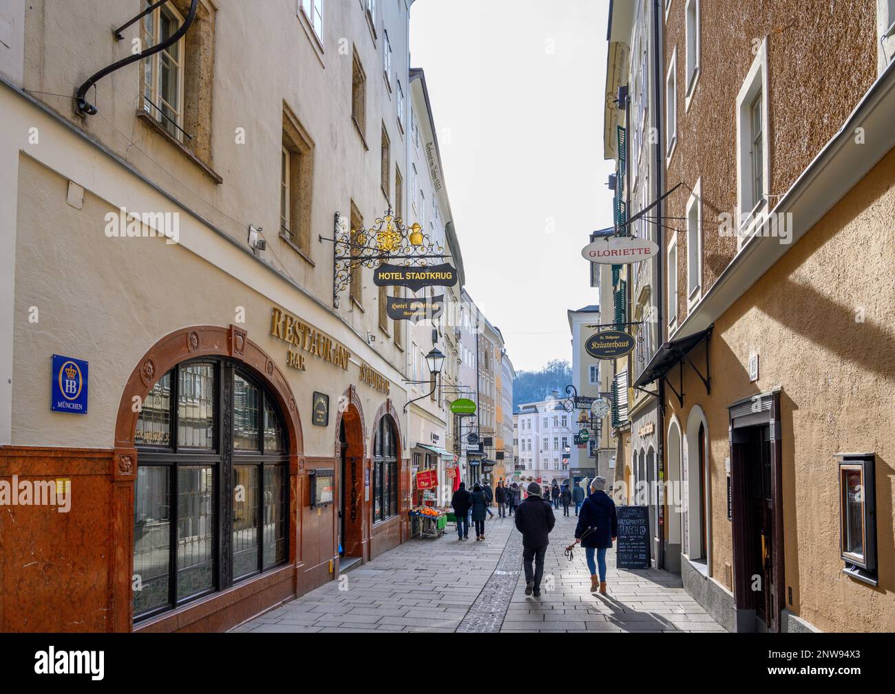 Geschäfte an der Linzer Gasse im historischen Zentrum von Salzburg, Österreich Stockfoto