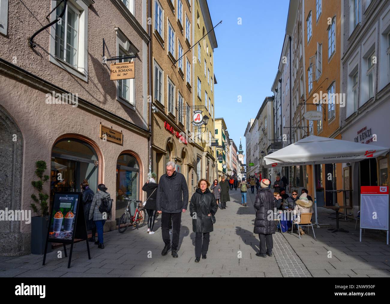 Geschäfte und Cafés auf der Linzer Gasse im historischen Zentrum von Salzburg, Österreich Stockfoto