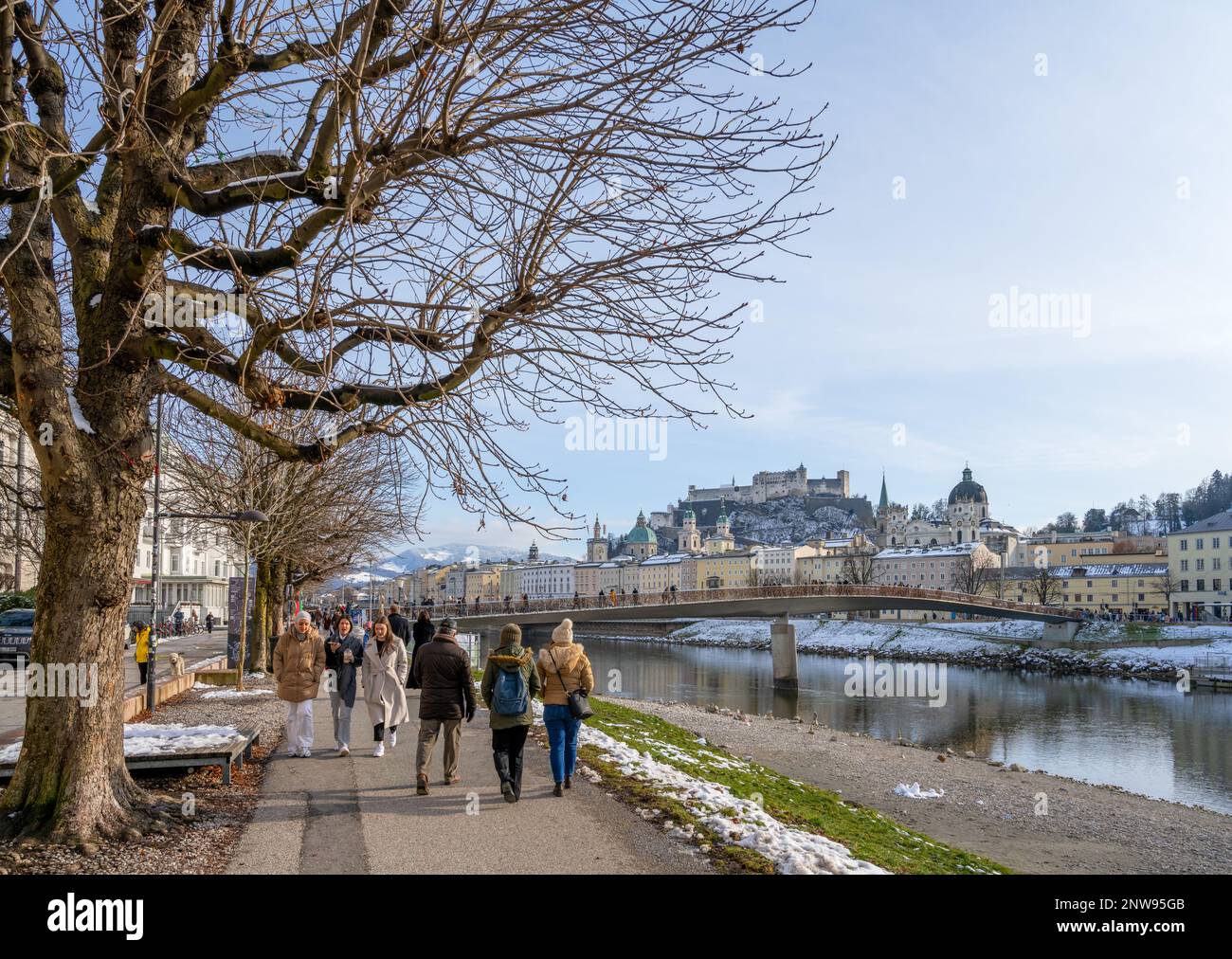 Das Ufer der Salzach mit Blick auf Marko-Feingold-Steg, die Altstadt und die Festung Hohensalzburg, Salzburg, Österreich Stockfoto