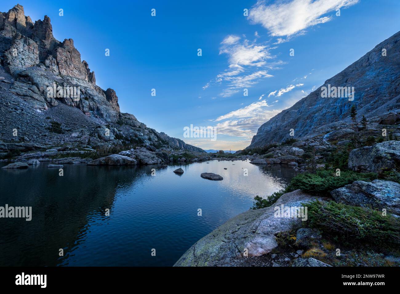 Sky Pond im Rocky Mountain-Nationalpark, der den Himmel reflektiert Stockfoto