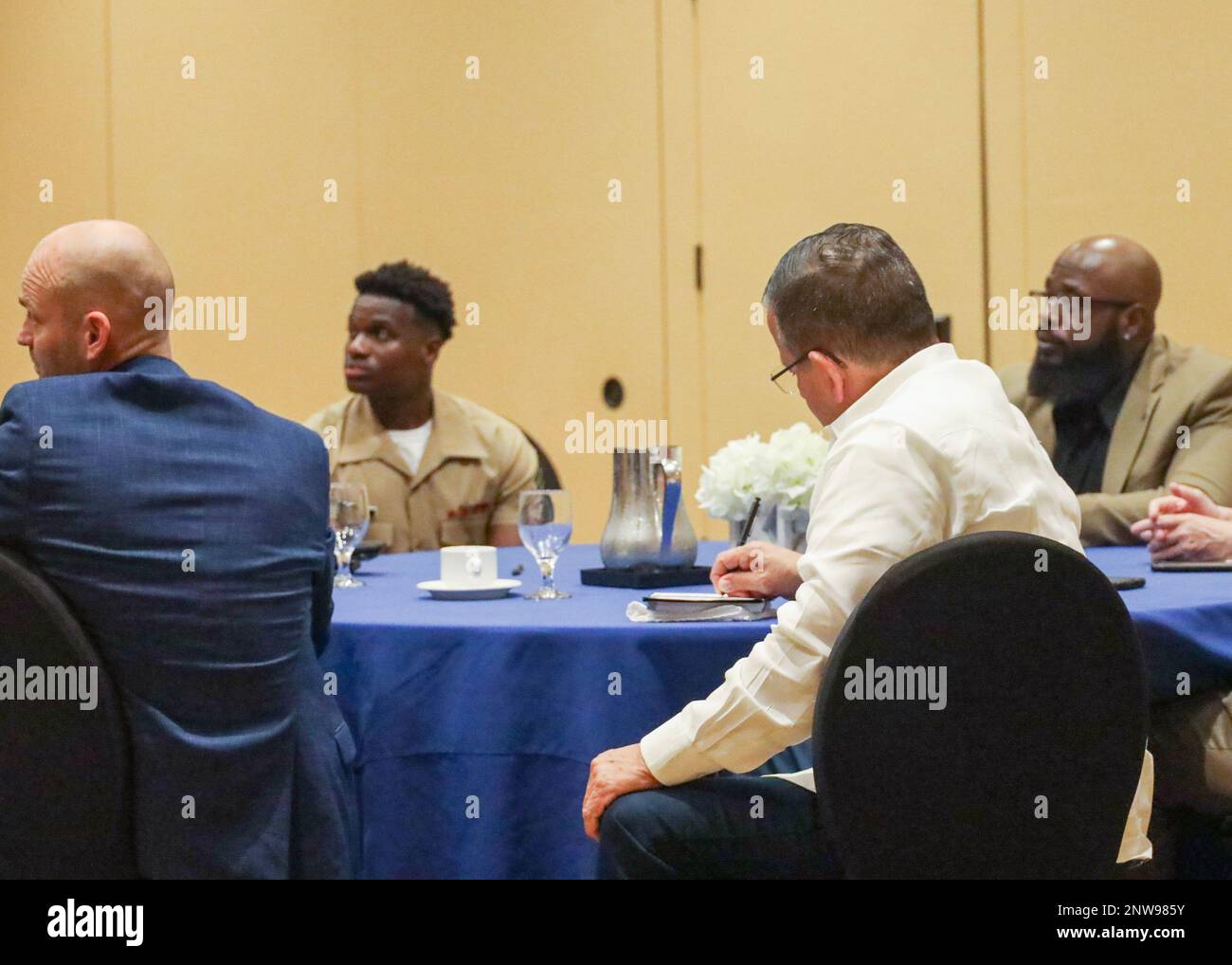 Jose Miranda, Pädagogen an der Westland Hialeah High School in Hialeah, Florida, macht beim Center of Influence Dinner im Double Tree by Hilton Hotel in Sunrise, Florida, am 20. Januar 2023 Notizen. Die Marines und Pädagogen kamen zusammen, um die Auswirkungen des Educators Workshop auf sie zu erörtern. Der Workshop für Lehrkräfte bietet Lehrern, Trainern, Schulverwaltern und Einflussnehmern in der Gemeinde die Möglichkeit, die Rekrutierungsdepots des Marine Corps zu besuchen, damit sie ihre Schüler über ihre Erkenntnisse informieren können. Stockfoto