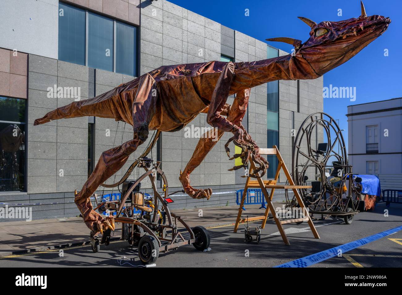 Einer der fantastischen Drachen von Sarruga Teatro auf der Plaza del Adelantado in La Laguna, Teneriffa, vor dem jährlichen Festival La Noche en Blanco. Stockfoto