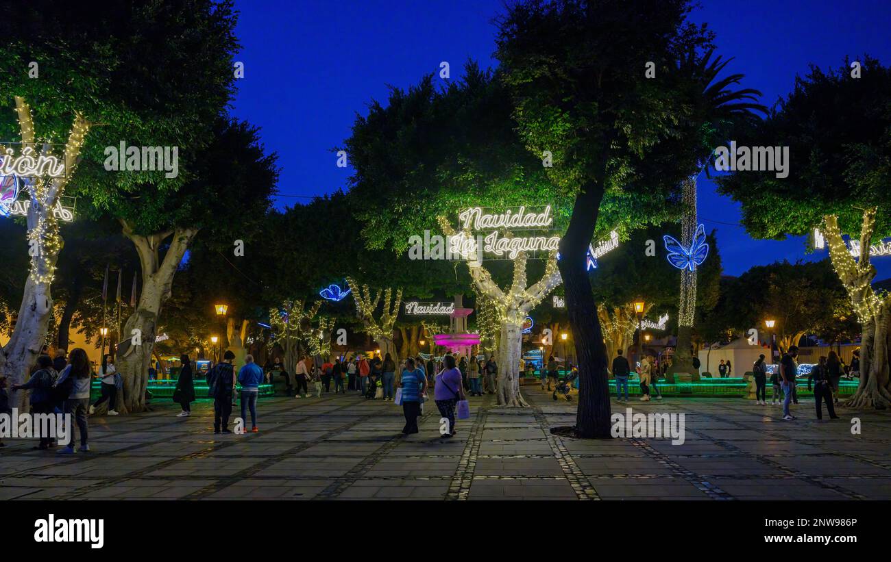 Die Menschenmassen versammeln sich auf der Plaza del Adelantado in La Laguna, um die Weihnachtsbeleuchtung und -Dekoration zu sehen. Stockfoto