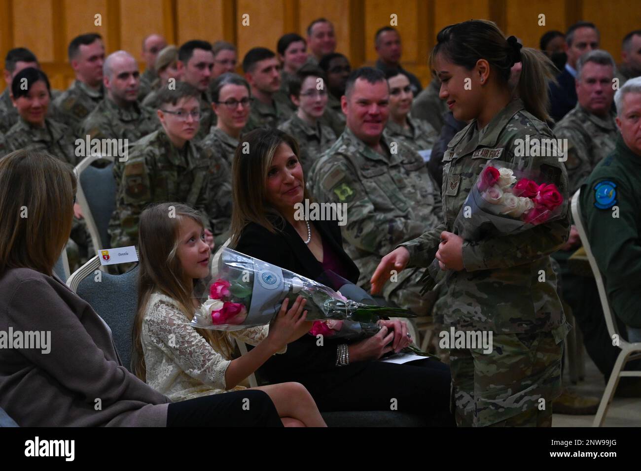 Ein Blumenstrauß wird der Tochter von Col vorgesteckt. Thomas Lessner, 913. Kommandant der Airlift Group, während seiner Befehlsübernahme auf der Little Rock Air Force Base, 5. Februar 2023. Während der Zeremonie übernahm Lessner das Kommando über die 913. AG. Stockfoto
