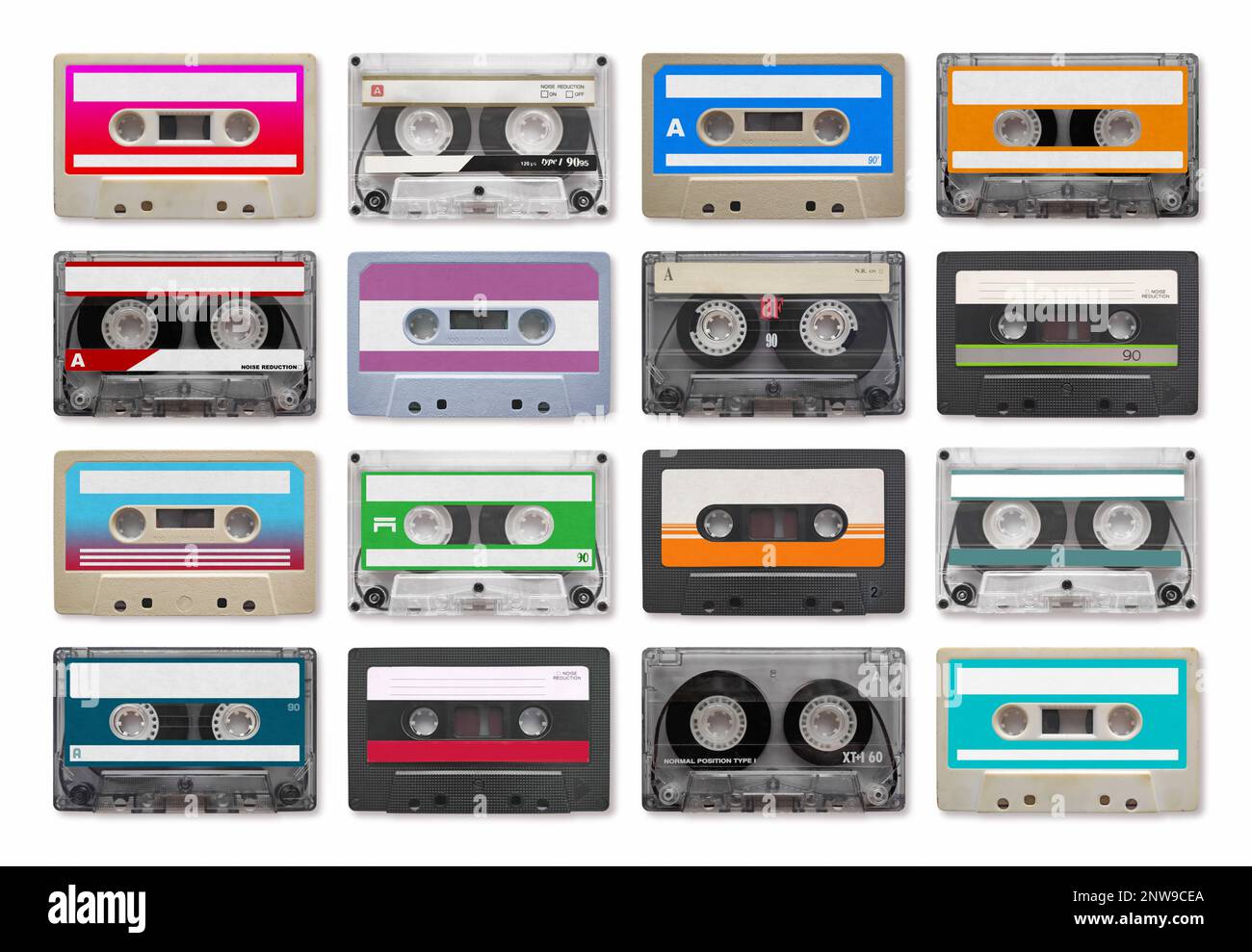 Vollformat-Nahaufnahme von 16-Audiokassetten, isoliert auf weißem Hintergrund. Stockfoto