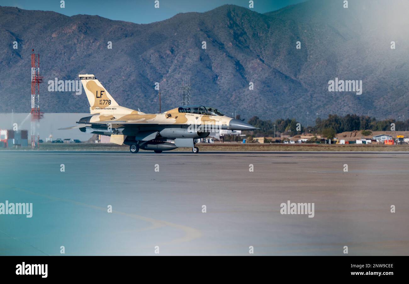 EIN US-AMERIKANISCHER Air Force F-16 Fighting Falcon wurde den 309. Kampfgeschwader-Taxis am 12. Januar 2022 am Luftwaffenstützpunkt Luke, Arizona zugewiesen. Die F-16 ist ein kompaktes und äußerst manövrierfähiges Kampfflugzeug. Stockfoto