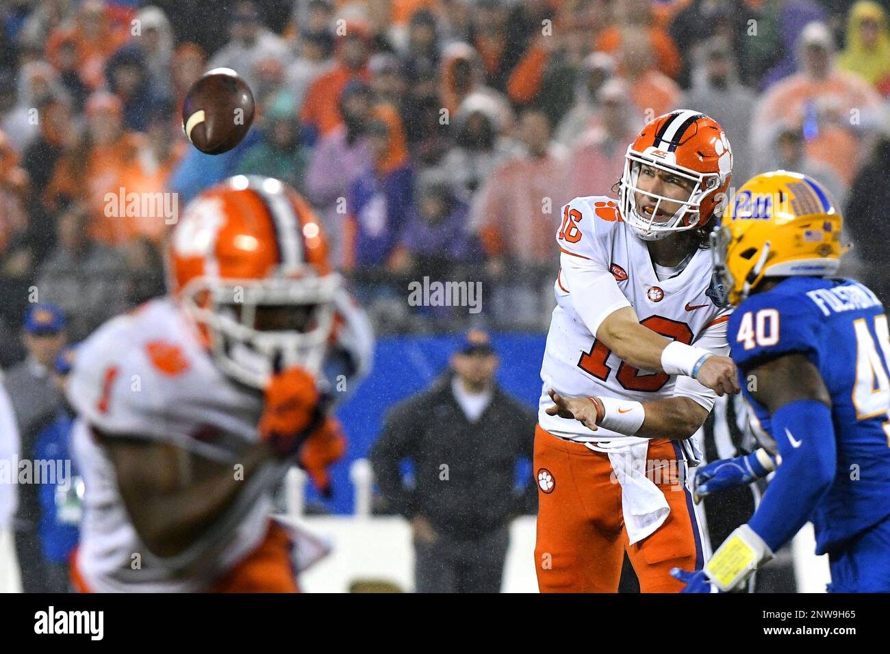 CHARLOTTE, NC - DECEMBER 01: Clemson Tigers quarterback Trevor Lawrence (16) throws the ball in the ACC Championship game between the Pittsburgh Panthers and the Clemson Tigers on December 01,2018 at Bank of America Stadium in Charlotte,NC. (Photo by Dannie Walls/Icon Sportswire) (Icon Sportswire via AP Images) Stockfoto